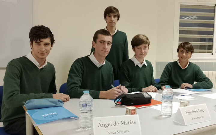 Alumnes de 4t d'ESO debuten a la categoria Sènior de la Lliga de Debat Clau Consulting